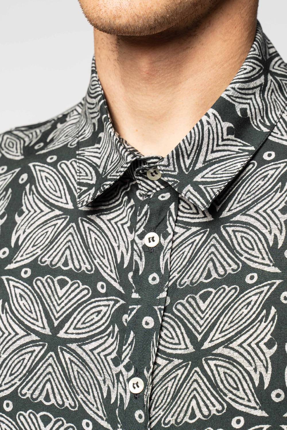 Officina 36 Camicia nera in viscosa stampata Consegna Veloce