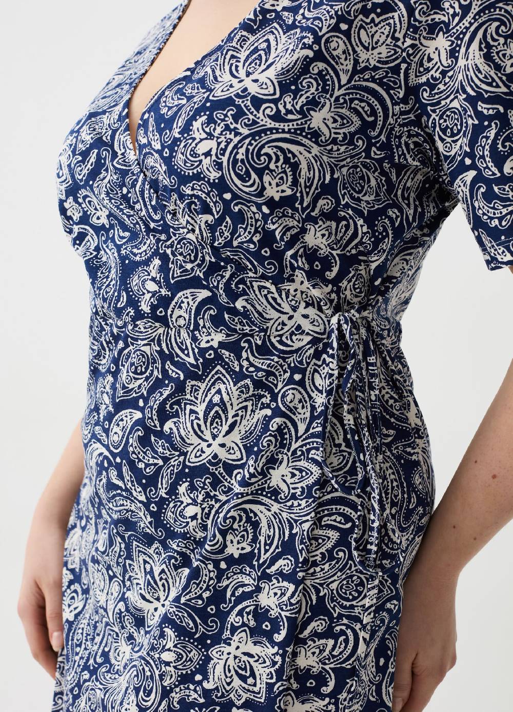 Ovs Abito corto a portafoglio stampa paisley Curvy Presa