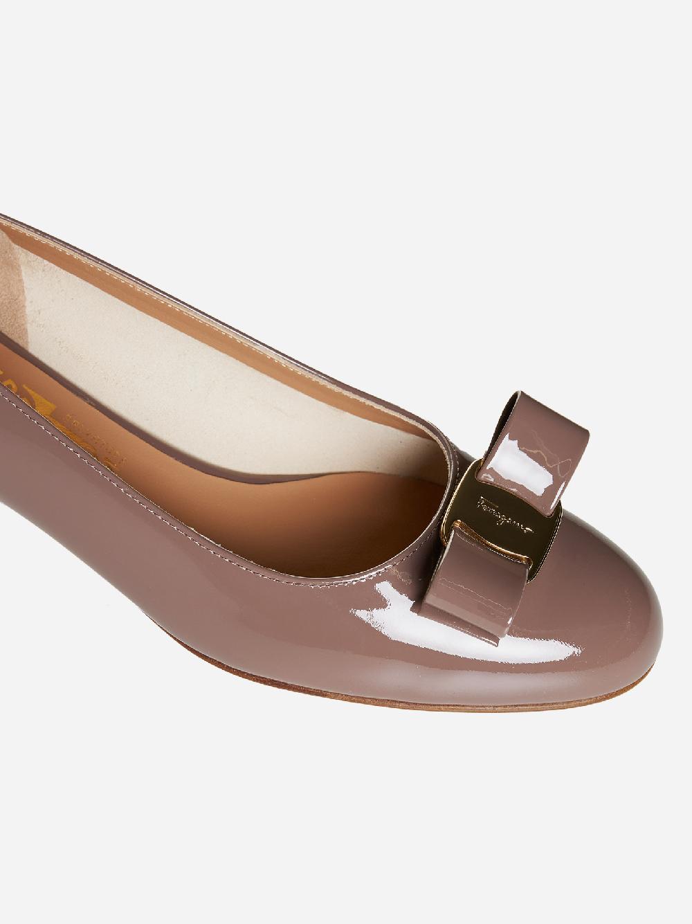 FERRAGAMO Decollete’ Vara in vernice Economico