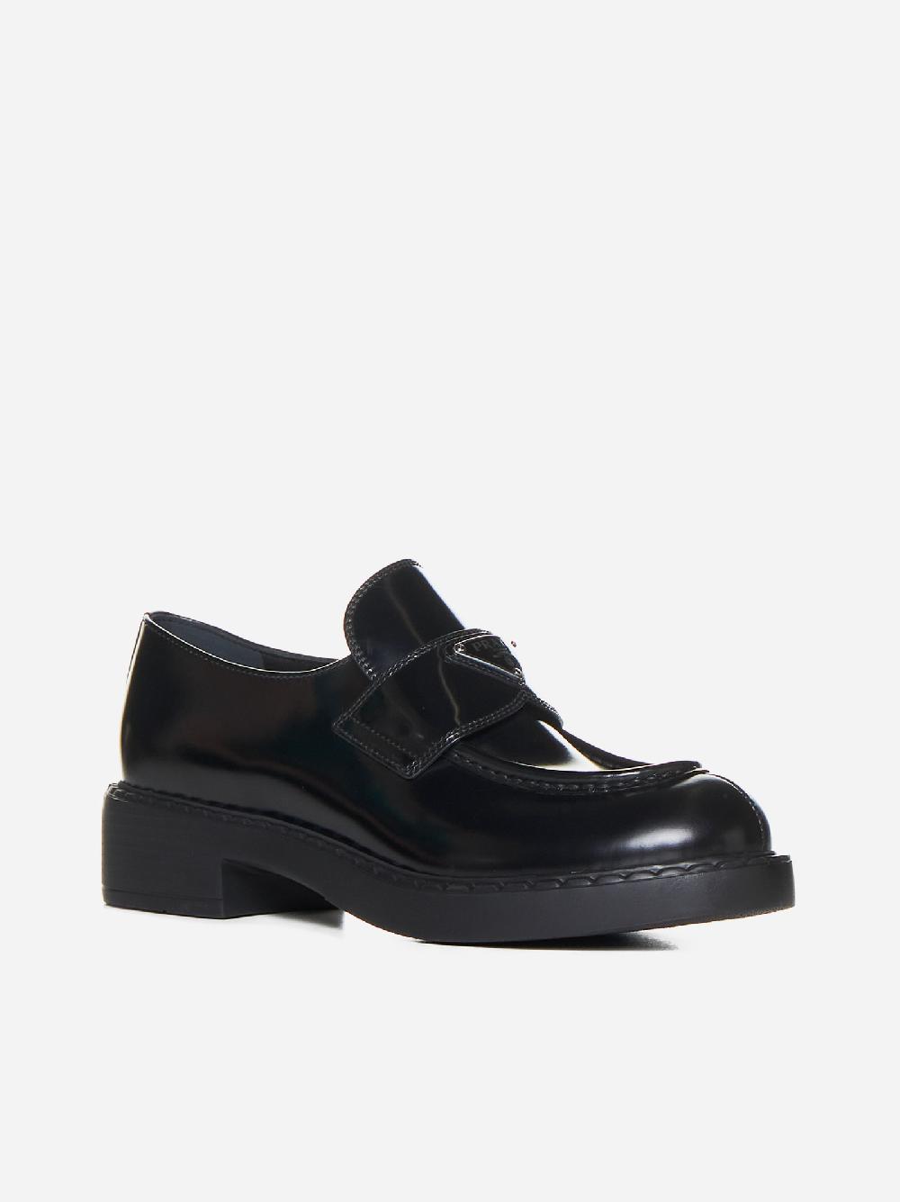 PRADA Mocassini in pelle con placca-logo Sostegno trimestrale