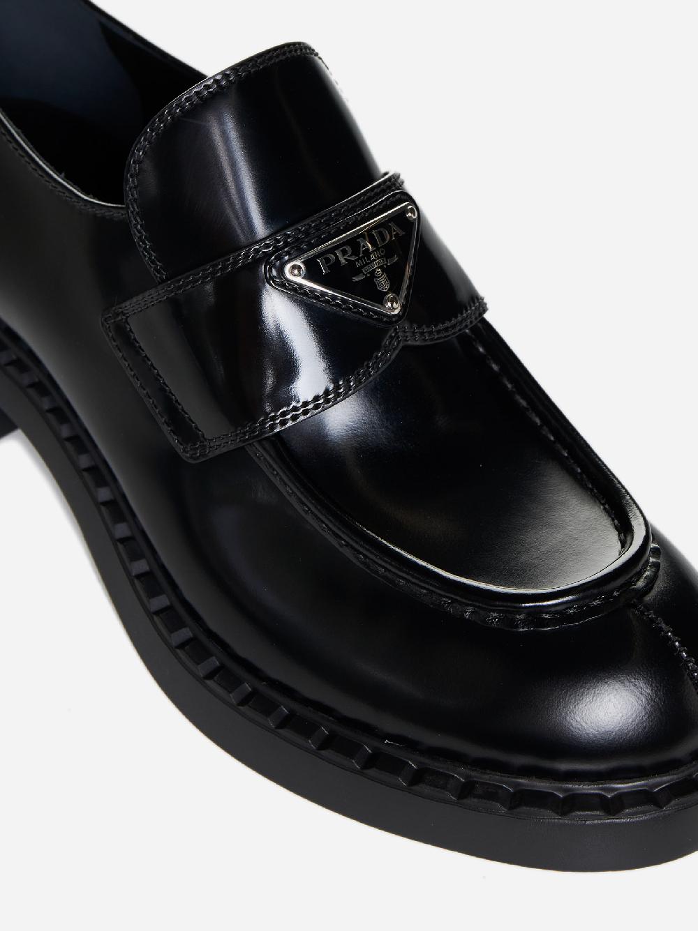 PRADA Mocassini in pelle con placca-logo Sostegno trimestrale