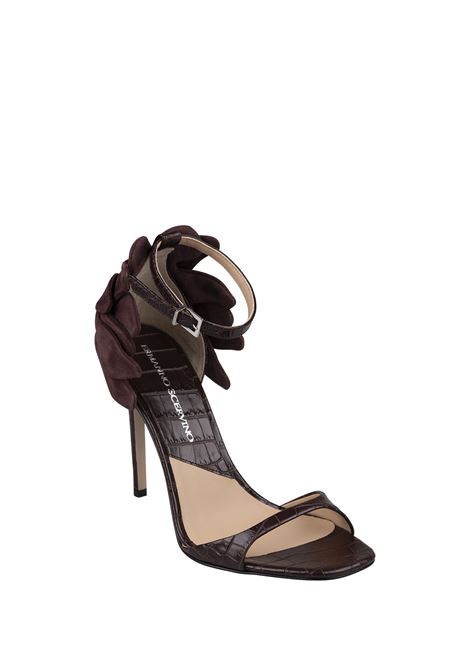 ERMANNO SCERVINO Sandali In Pelle Effetto Coccodrillo Marrone Con Dettaglio Fiore - ERMANNO SCERVINO Fino al 50% di sconto