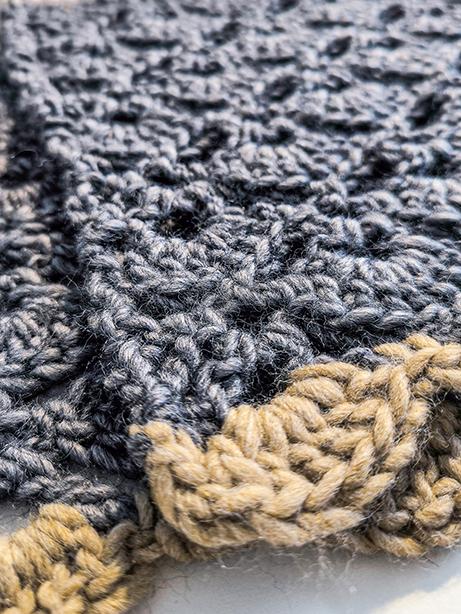 Tricot à Porter Sciarpa in maglia con bordi traforati finitura a smerlo Sconto