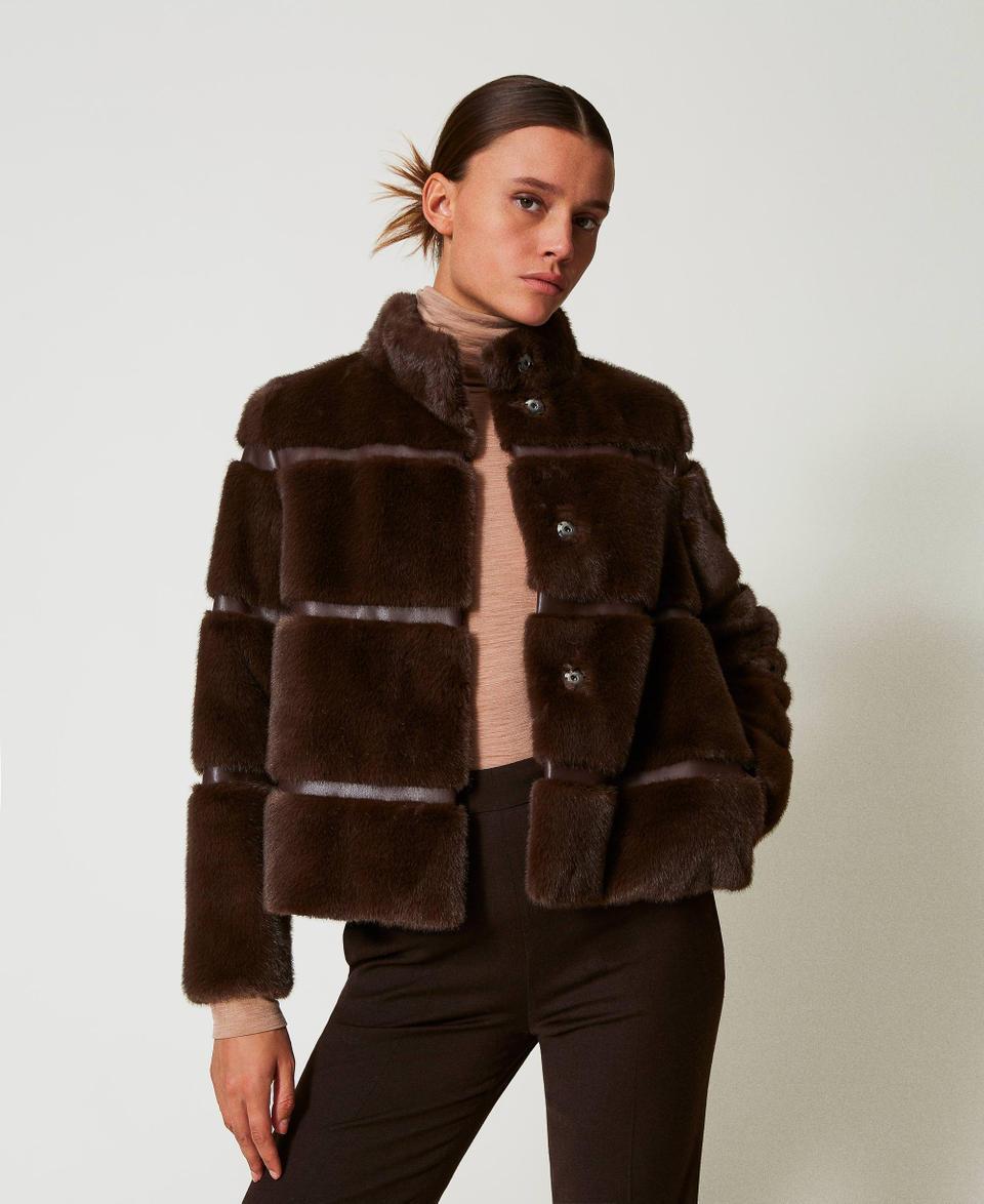 Twin Set Cappotto corto in faux fur con intarsi Prezzo Ridotto