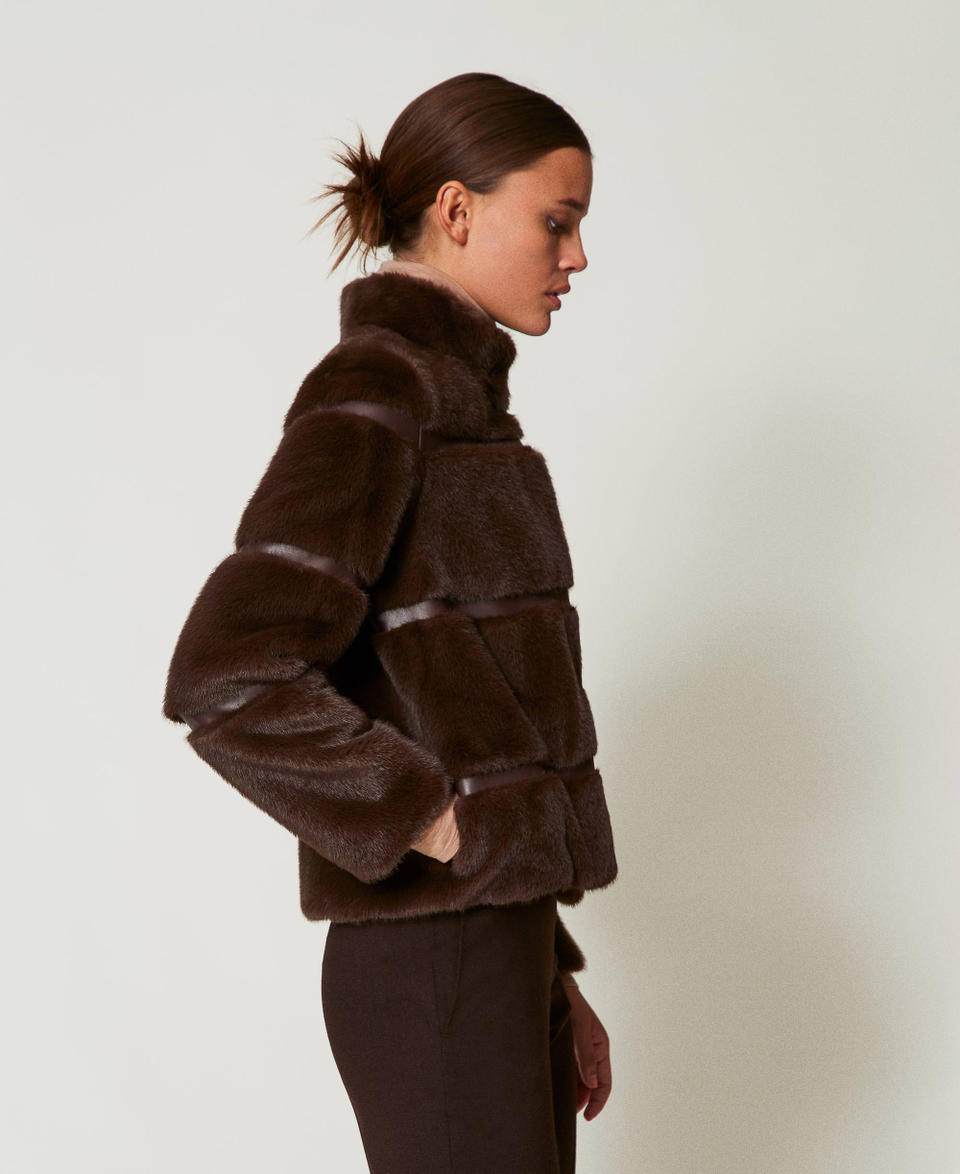 Twin Set Cappotto corto in faux fur con intarsi Prezzo Ridotto
