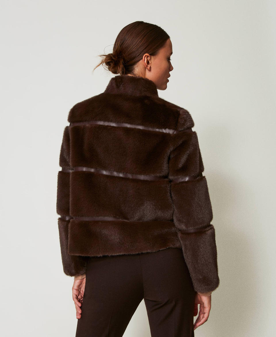 Twin Set Cappotto corto in faux fur con intarsi Prezzo Ridotto