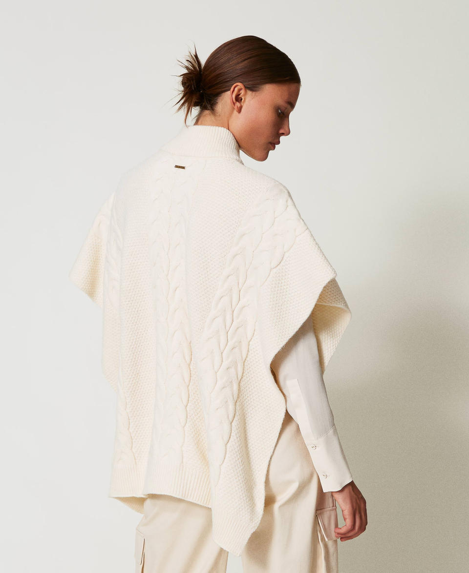 Twin Set Poncho in maglia con trecce Ultimo giorno