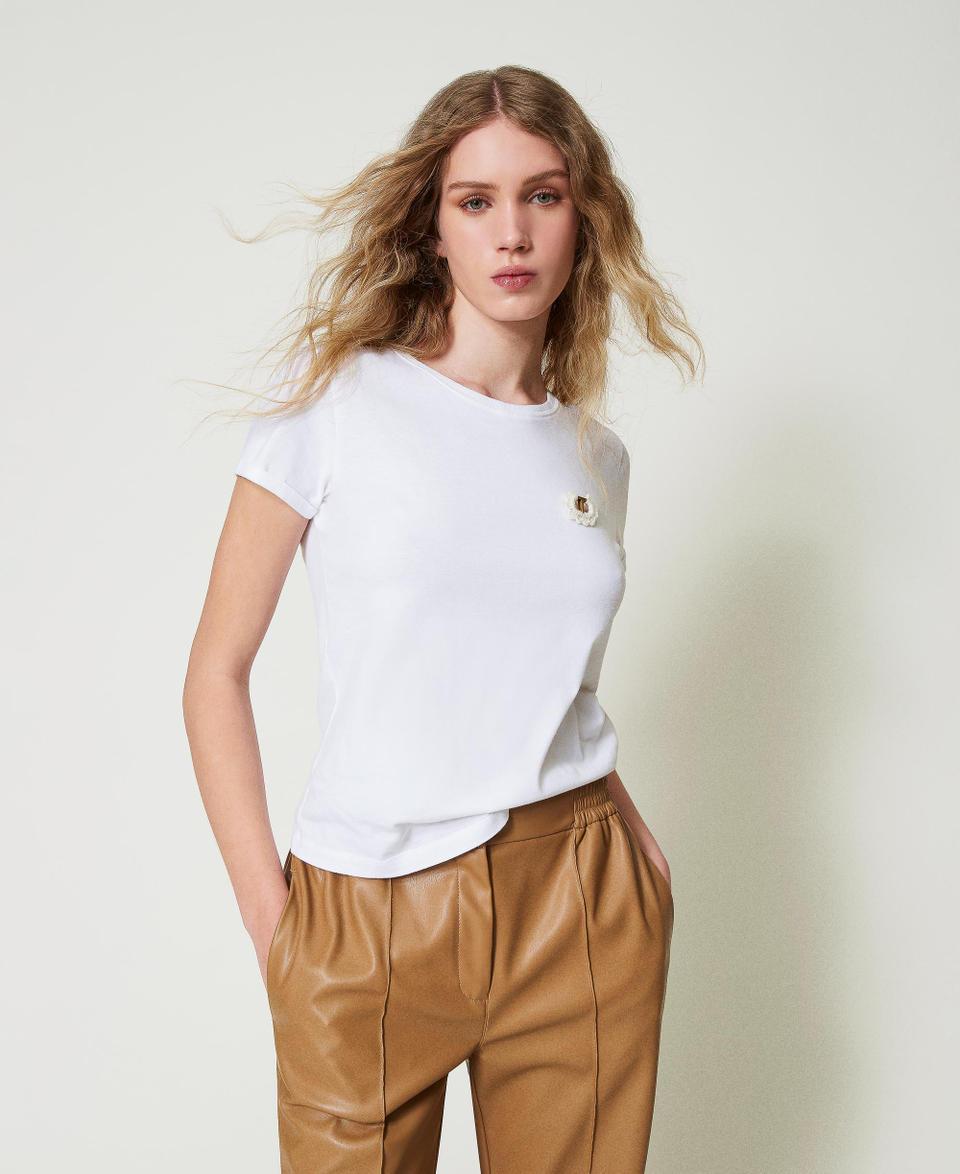 Twin Set T-shirt fitted con spilla crochet Hotsell