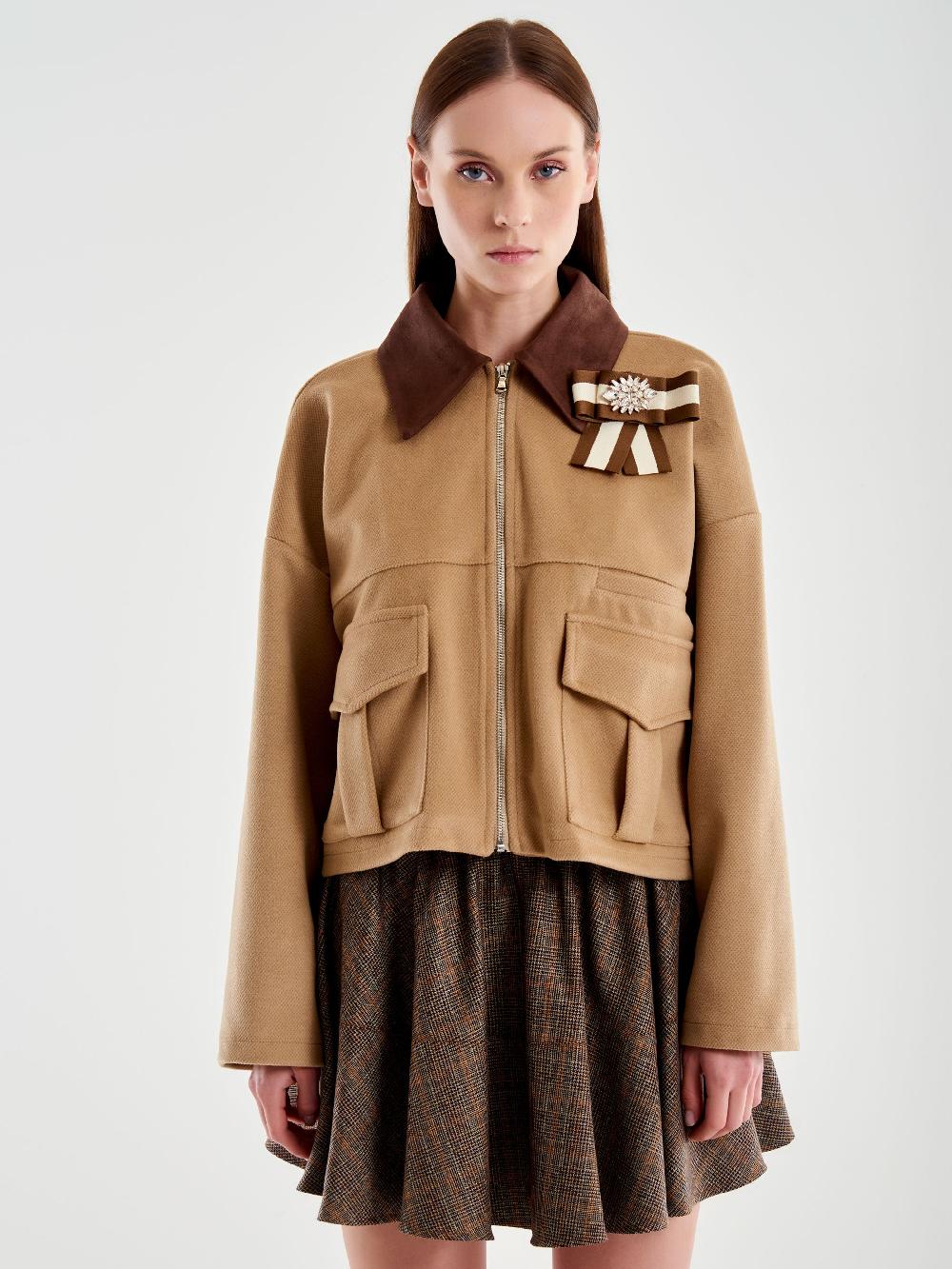 Vicolo Giacca Cropped con Spilla Gioiello Beige 2025
