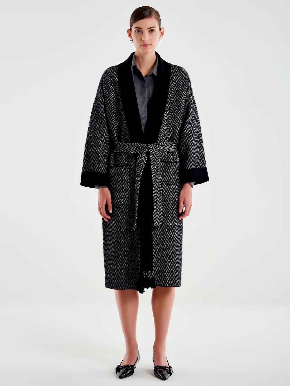 Vicolo Cappotto con Nappe in Maglia Nero 2025