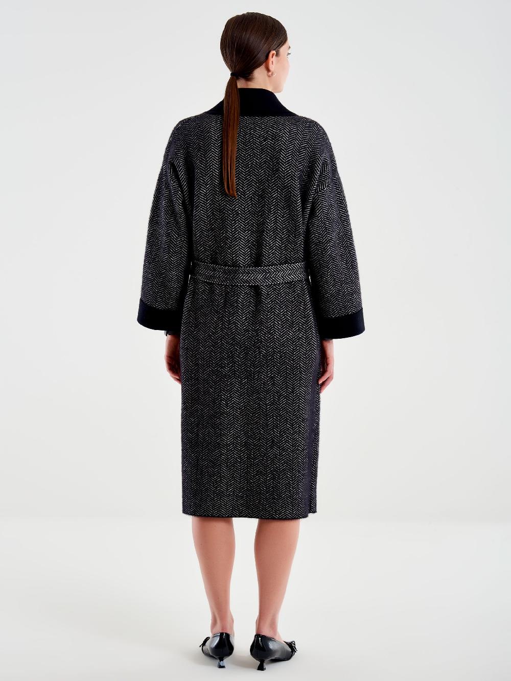 Vicolo Cappotto con Nappe in Maglia Nero 2025